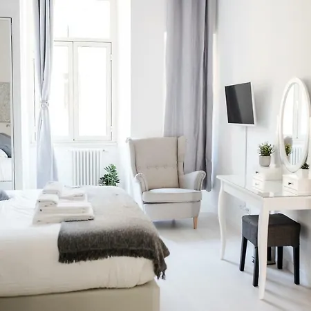 White Fanti Apartment *